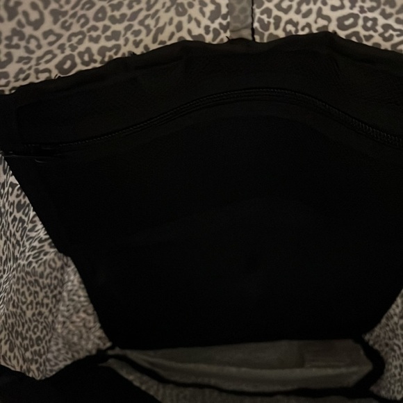 Drawstring leopard print backpack - Picture 4 of 5